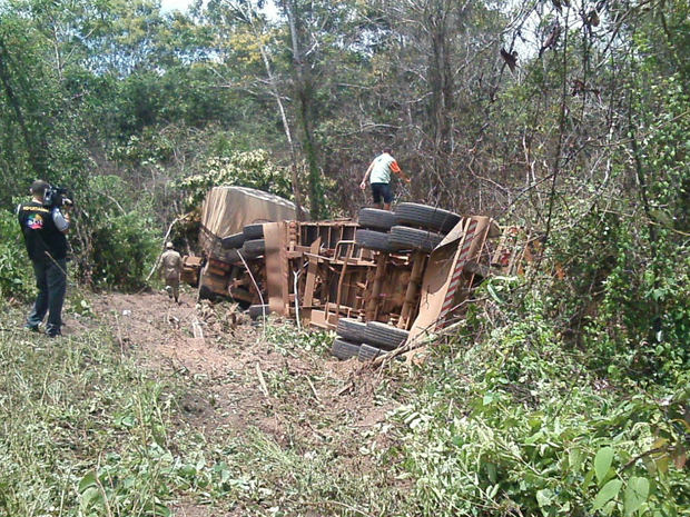 Carreta de soja tombou após motorista passar mal, em Pimenta Bueno (Foto: Nilton Monteiro/ Arquivo Pessoal) Carreta de soja tombou após motorista passar mal, em Pimenta Bueno (Foto: Nilton Monteiro/ Arquivo Pessoal)