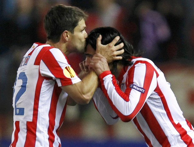 Diego beija Falcao García em comemoração do Atlético de Madri (Foto: Reuters) Diego beija Falcao García em comemoração do Atlético de Madri (Foto: Reuters)