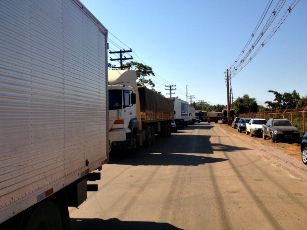 Caminhões ficam parados na Estrada do Belmont que está fechada para asfaltamento (Foto: Ivanete Damasceno/G1)