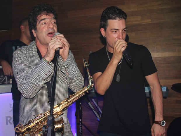 George Israel e Di Ferrero cantam em boate na Zona Sul do Rio (Foto: Anderson Borde/ Ag. News)