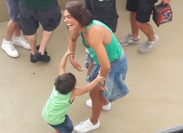 Juliana Paes se diverte com Antonio (Foto: MARCELO FERNANDES)