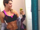 Renata Molinaro faz selfie mostrando abdômen sarado na academia