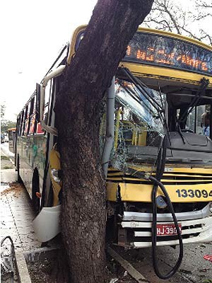 Ônibus atingiu árvore após ser acertado por carro na faixa exclusiva da W3 Sul, em Brasília, nesta terça-feira (27) (Foto: Alan Cardeque de Souza/Vc no G1) Ônibus atingiu árvore após ser acertado por carro na faixa exclusiva da W3 Sul, em Brasília, nesta terça-feira (27) (Foto: Alan Cardeque de Souza/Vc no G1)