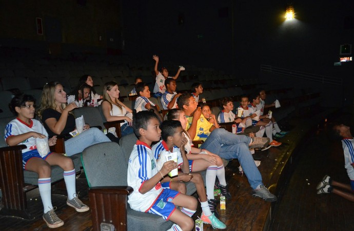 Meninas e meninos foram uniformizados ao cinema para torcer pelos Bleus na Copa (Foto: Rodolfo Tiengo)