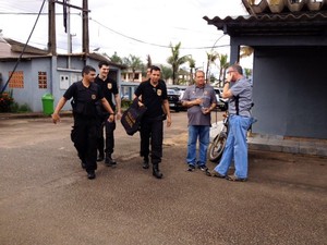 Agentes da PF cumprem mandados em Porto Velho, durante Operação Cardeal (Foto: Hosana Morais/ G1)