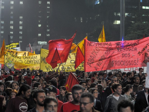 Na Avenida Paulista, em São Paulo, manifestantes seguem no sétimo dia de protestos do Movimento Passe Livre