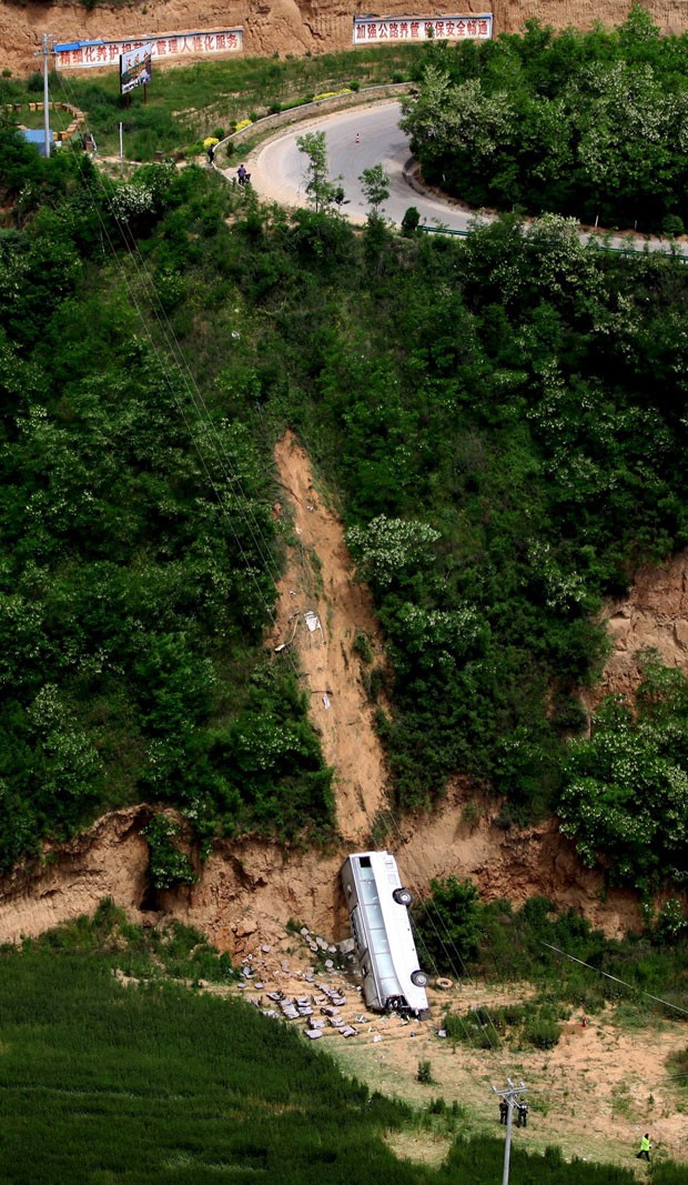 Imagem mostra a altura do penhasco à beira da via de onde o ônibus saiu ao se acidentar em Xianyang, na China. Vinte e cinco pessoas morreram no local (Foto: Reuters/Stringer)