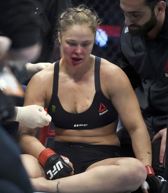 Ronda Rousey UFC 193 (Foto: Andy Brownbill / AP)