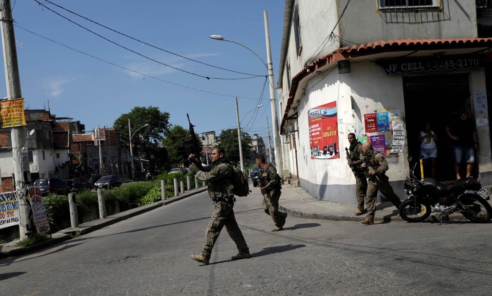 Confrontos entre policiais e criminosos deixou cinco mortos e alguns feridos (Foto: Ricardo Moraes/Reuters)