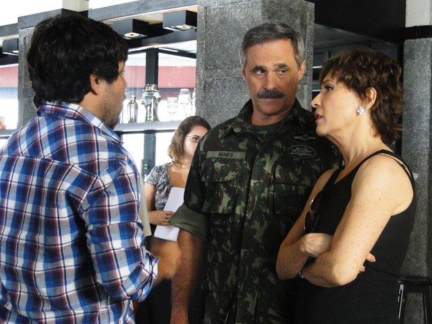 Atores conversam com diretor sobre últimos detalhes da cena  (Foto: Salve Jorge/ TV Globo)