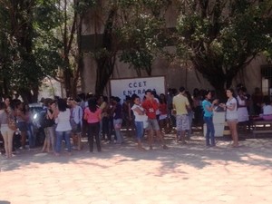 Estudantes esperam a abertura dos portões no 2º dia de provas do Enem, na UFMA, em São Luís (Foto: Raquel Soares/G1)