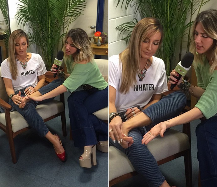 Claudia Leitte tira sapato e mostra calo (Foto: Vídeo Show / TV Globo)