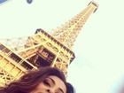 Juliana Paes posa com a Torre Eiffel ao fundo em viagem a Paris