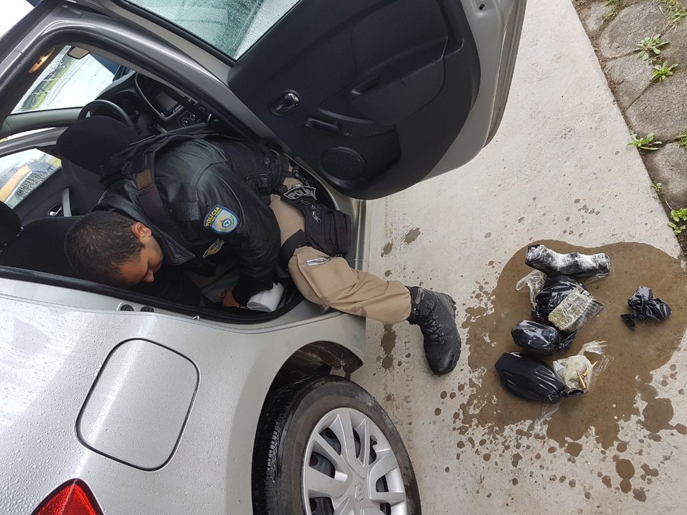 Policiais suspeitaram do cheiro de gasolina no veículo (Foto: Divulgação/Polícia Rodoviária Federal)