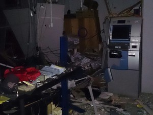 Criminosos explodiram dois caixas eletrônicos em Timbó Grande (Foto: Polícia Militar/Divulgação)