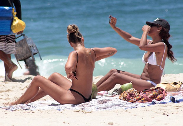 Yasmin Brunet na Praia de Ipanema com amiga, no Rio de janeiro (Foto: AgNews) Yasmin Brunet na Praia de Ipanema com amiga, no Rio de janeiro (Foto: AgNews)