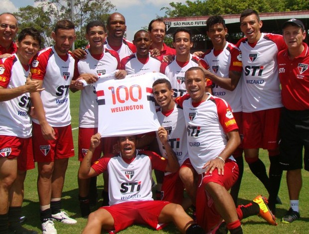 Jogadores do São Paulo com a camisa de Wellington (Foto: Site Oficial/saopaulofc.net)