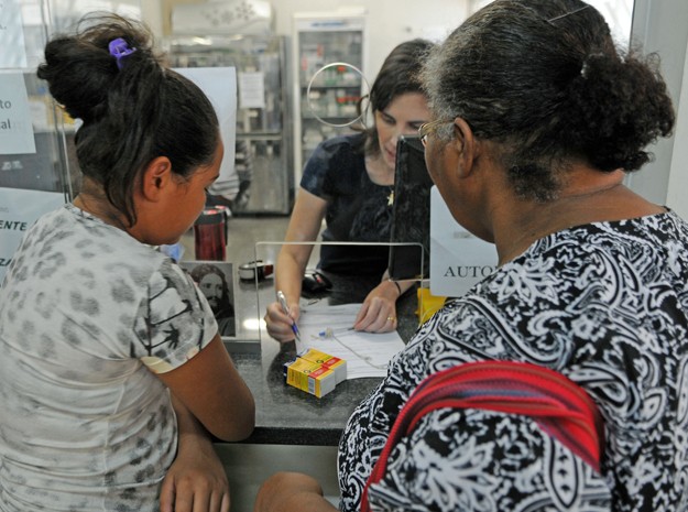 Pacientes buscam medicamentos em Farmácia de Alto Custo em Ceilândia, Distrito Federal (Foto: Gabriel Jabur/Agência Brasília) Pacientes buscam medicamentos em Farmácia de Alto Custo em Ceilândia, Distrito Federal (Foto: Gabriel Jabur/Agência Brasília)