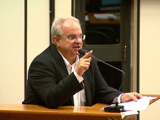 O vereador Capela Novas considera inconstitucional a anulação do IPTU pela Câmara (Foto: Chico Escolano/EPTV)