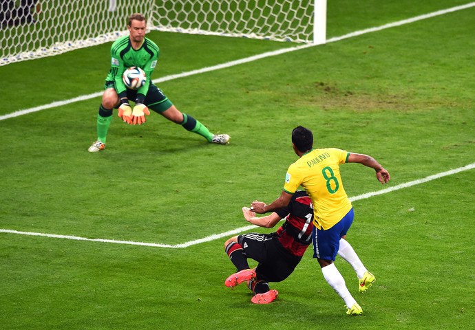 Neuer e Paulinho, 2014 (Foto: Getty Images)