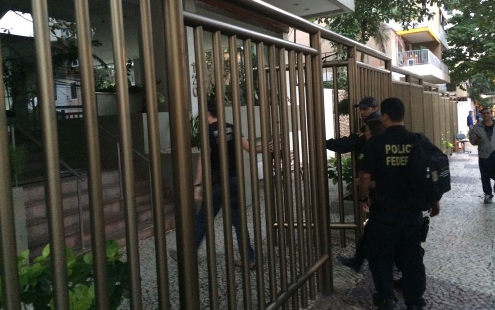 Policiais chegaram por volta das 6h ao prédio na Rua Lopes Quintas, no Jardim Botânico (Foto: Cristina Boeckel / G1)
