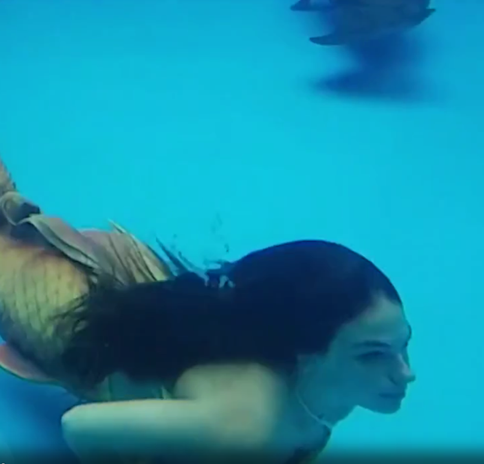 Isis Valverde em aquário com peixes-boi (Foto: Gshow)