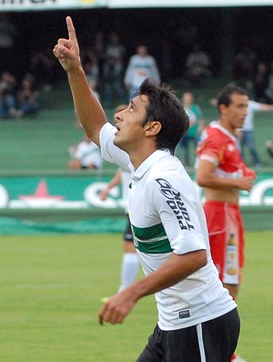 Robinho comemora os dois gols que fez para o Coritiba contra o Paranavaí (Foto: Divulgação / Site oficial do Coritiba)