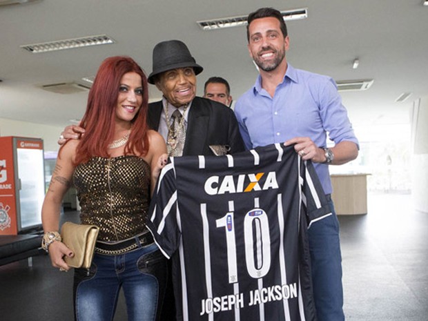 Joe Jackson, pai do cantor Michael Jackson, durante visita à sede do Corinthians, em São Paulo, acompanhado do diretor do clube Edu Gaspar (Foto: Daniel Augusto Jr./Agencia Corinthians via AP) Joe Jackson, pai do cantor Michael Jackson, durante visita à sede do Corinthians, em São Paulo, acompanhado do diretor do clube Edu Gaspar (Foto: Daniel Augusto Jr./Agencia Corinthians via AP)