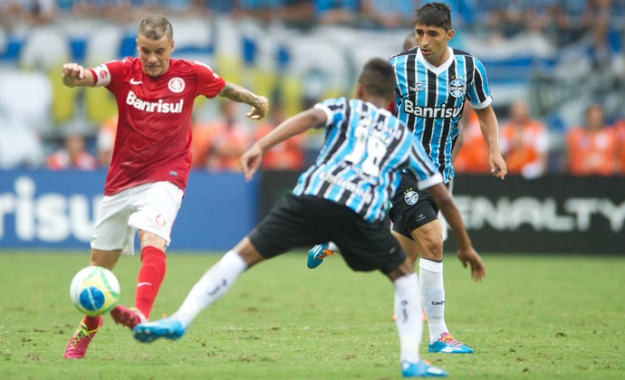 D`Alessandro tenta jogada contra Wendell no Gre-Nal 400  (Foto: Alexandre Lopes/Divulgação Inter)