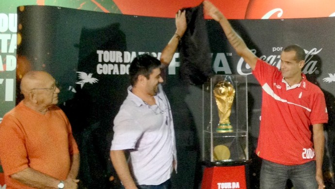 Rivaldo com Pacoti e Paulo Maranfoni; Taça; Copa do Mundo; Fortaleza  (Foto: Thaís Jorge )