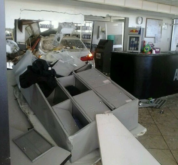 BMW invadiu loja de conveniência na tarde deste domingo (29) (Foto: PRF/Divulgação)