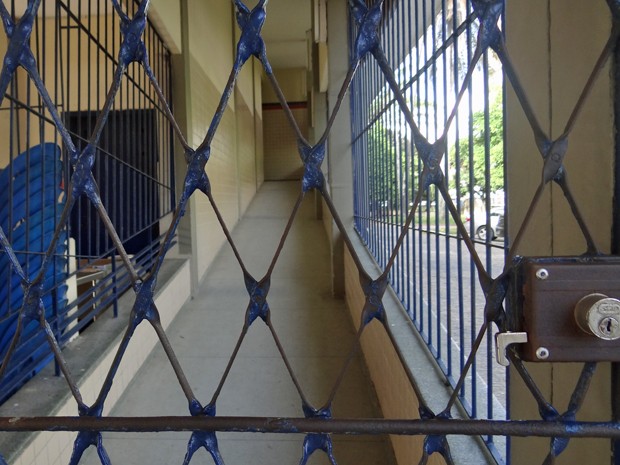Na Escola Sizenando Silveira, portões fechados e nenhuma aula. (Foto: Penélope Araújo/G1)