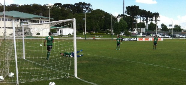 Junto com o arqueiro Vaná, Escudero brinca como goleiro durante o treino do Coritiba (Foto: Gabriel Hamilko / GloboEsporte.com)