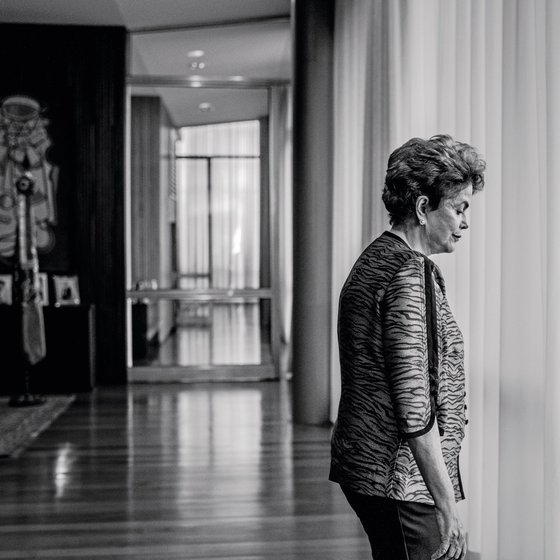 A presidente Dilma no Palácio da Alvorada dias antes do Impeachment (Foto: Tomas Munita/The New York Times) A presidente Dilma no Palácio da Alvorada dias antes do Impeachment (Foto: Tomas Munita/The New York Times)