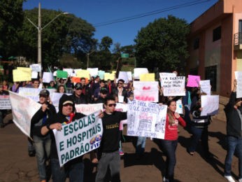 Manifestantes pediram melhorias na saúde e na educação (Foto: Rodrigo Licurgo / RPC TV)