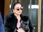 Lady Gaga e seu cachorrinho combinam look com pérolas