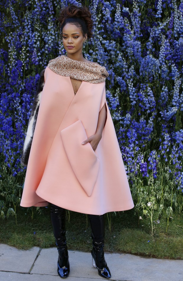 Rihanna assiste ao desfile Dior em Paris (Foto: AFP)