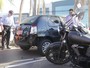 Moto atinge traseira de carro ao tentar parar em faixa de pedestres no SIA