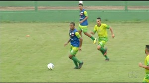 Volante Feijão recém-contratado com a bola nos pés (Foto: Reprodução/TV Anhanguera)