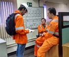 Grupo confinado trabalha 16h por dia em refinaria (Carmem Melo / Arquivo Pessoal)