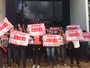 Terceirizados protestam em frente a prédio da Secretaria de Saúde do DF