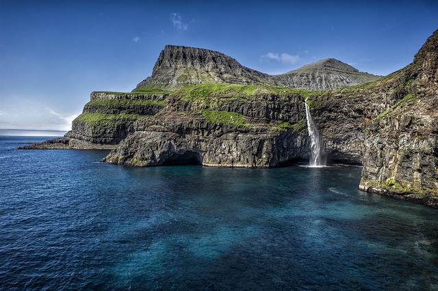 Um dos encantos naturais das Ilhas Faroe  (Foto: Reprodução/ Flickr)