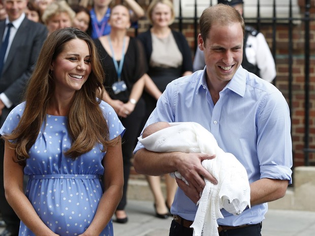 23/7 - William e Kate sorriem ao apresentar seu filho para a imprensa (Foto: Lefteris Pitarakis/AP)