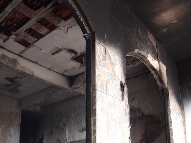 Casa de pais de suspeito de esfaquear ex-namorada pega fogo em Salvador (Foto: Reprodução / TV Bahia)