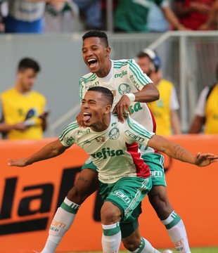 Dérbi opõe Palmeiras relâmpago a Corinthians forte nos minutos finais