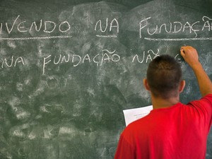 Jovem de 17 anos cursa o 6º ano do ensino fundamental (Foto: Victor Moriyama/ G1)