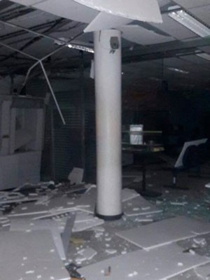 Moradores ficam sem agência bancária após ataque, nesta quinta-feira (1º). (Foto: Fábio Santos/ Voz da Bahia)