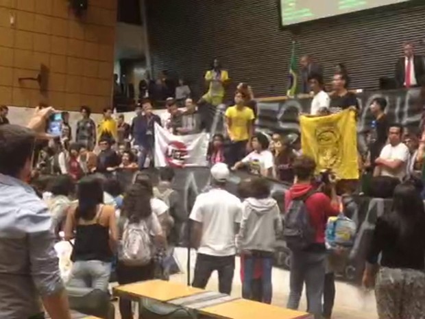 Estudantes protestam no plenário da Assembleia Legislativa de São Paulo (Foto: TV Globo/Reprodução)