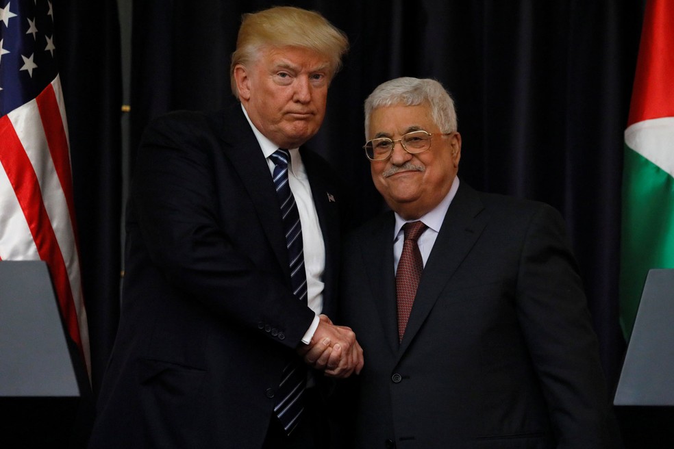 Em foto de arquivo, Donald Trump cumprimenta presidente da Autoridade Palestina Mahmoud Abbas em encontro em maio (Foto: Reuters/Jonathan Ernst)