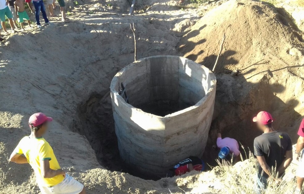 Vítima foi soterrada na parte externa do poço, que tinha mais de dois metros de profundidade (Foto: Ney Lima/Divulgação)